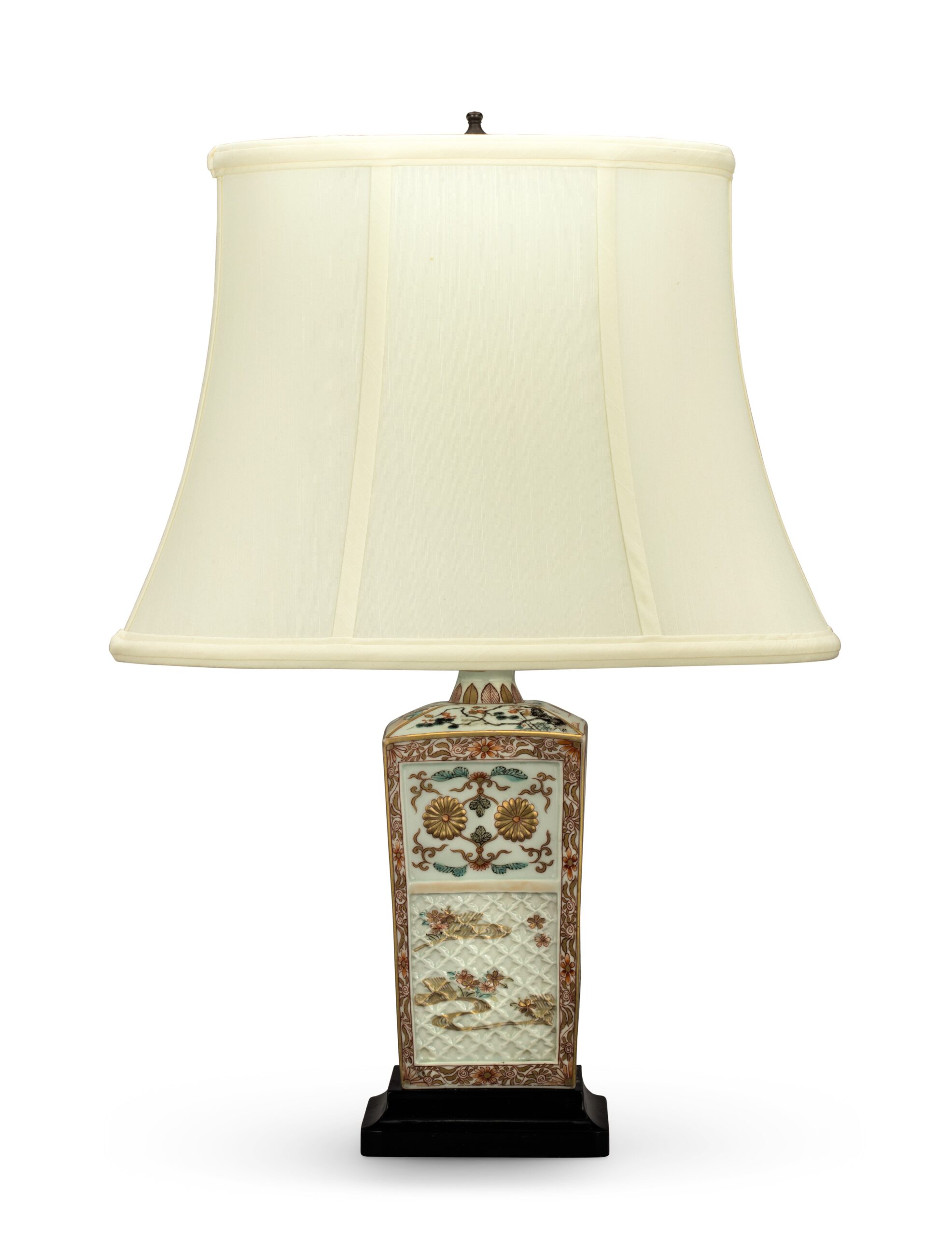 AN IMARI PORCELAIN BOTTLE VASE, MOUNTED AS A LAMP